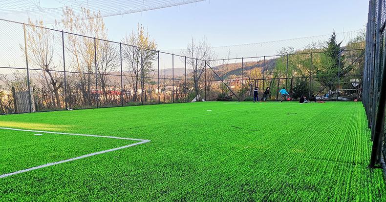 Gölcük'te Futbol Sahaları Çocuklar İçin Yenileniyor