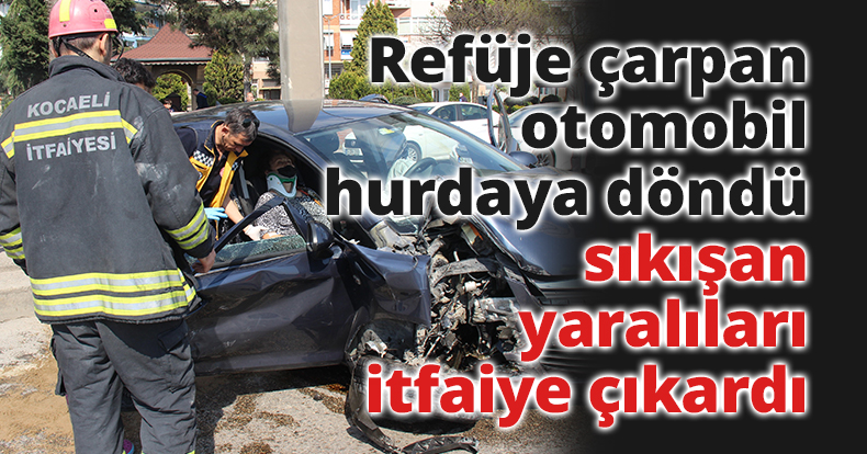 Refüje çarpan otomobil hurdaya döndü, sıkışan yaralıları itfaiye çıkardı