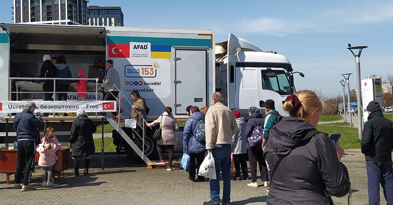 Büyükşehir’in TIR’ı Ukrayna’da yemek dağıtımına devam ediyor