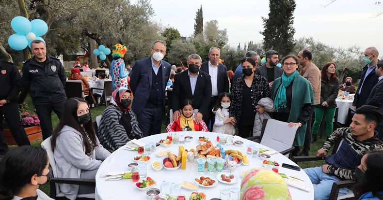 Dilovası’nda anlamlı sofra:Kubilay ve Şayir, yetim çocuklarla bir araya geldi  