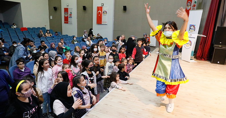  Körfezli çocuklar masal kahramanlarıyla eğleniyor