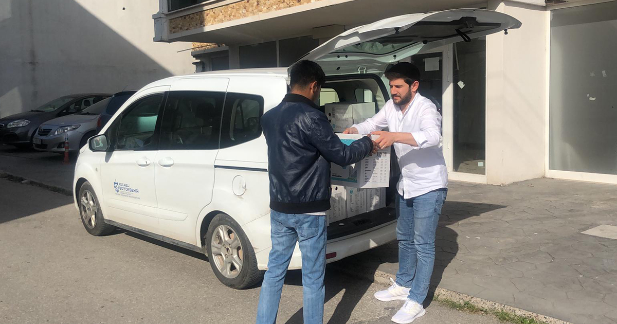 Büyükşehir, uluslararası öğrencilere gıda kolisi dağıttı