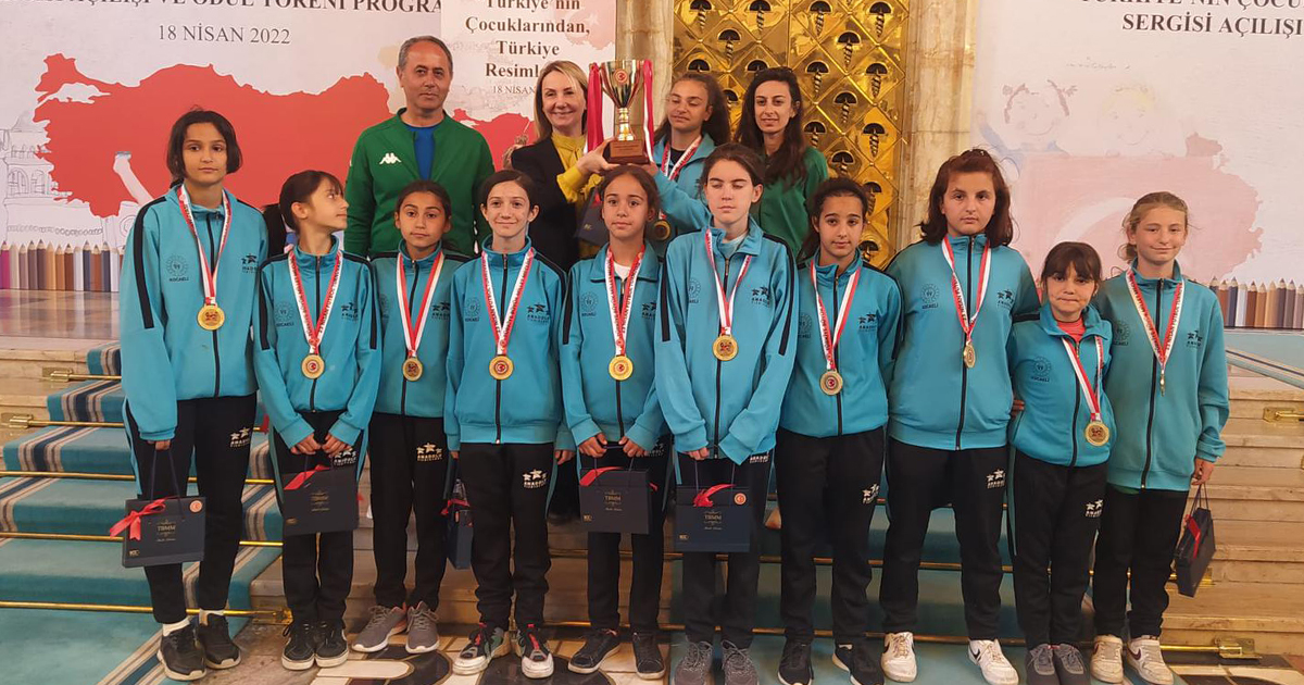 Türkiye 3.sü olan bayan futbol  takımı kupayı Zeybek’e götürdü