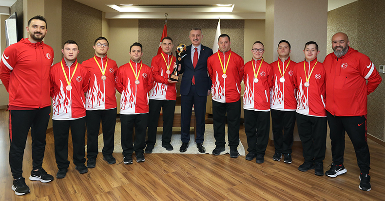 Başkan Büyükakın dünya üçüncülerini ağırladı