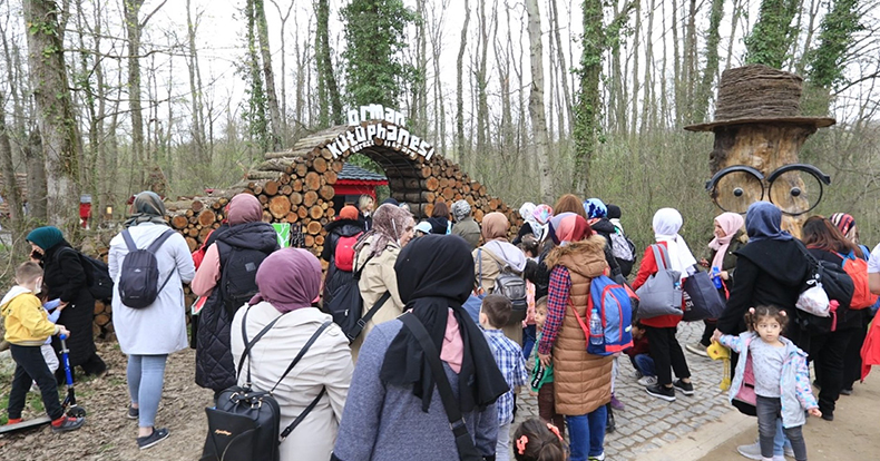 Anne ve çocuklar Ormanya'da