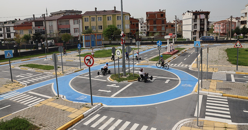 Trafik eğitimi parkında çocuklar direksiyon başına geçti
