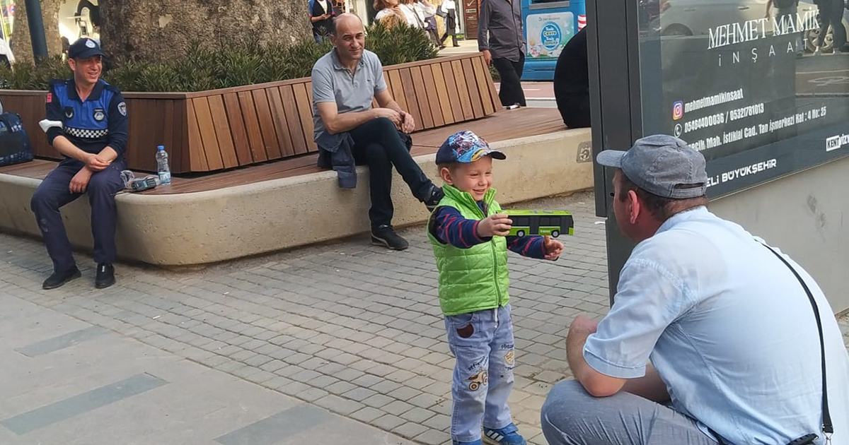 Cumhuriyet Bulvarı’nda kaybolan çocuk ailesine teslim edildi