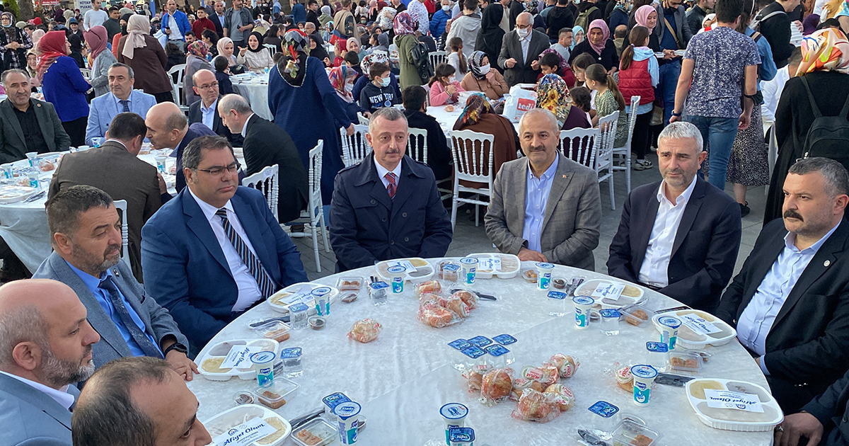 Kadir Gecesi'nde binlerce kişi kent meydanında oruç açtı