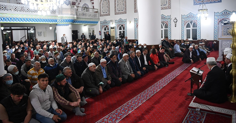 Kartepe'de camiiler doldu taştı