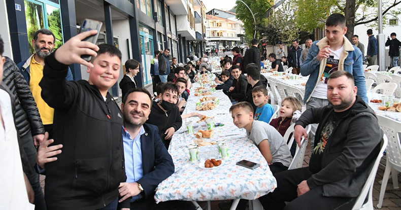 Başkan Özlü Hemşehrileriyle Oruç Açmaya Devam Ediyor