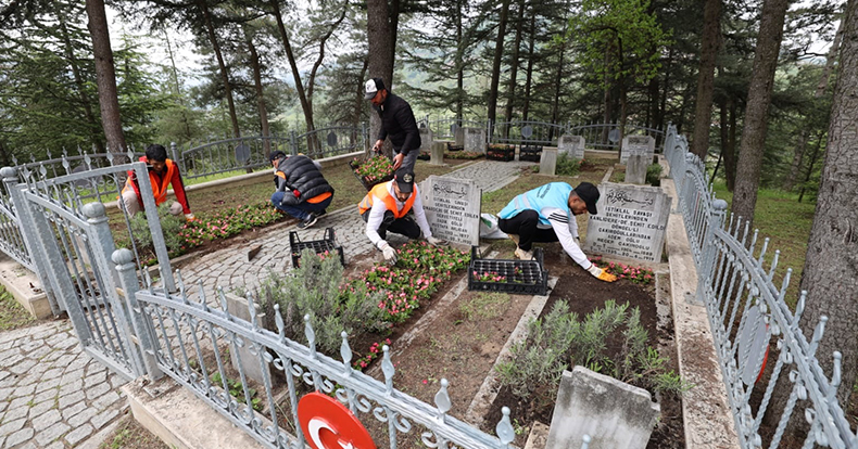 Başiskele’de Şehitlikler ve Mezarlıklar Bayrama Hazırlanıyor  