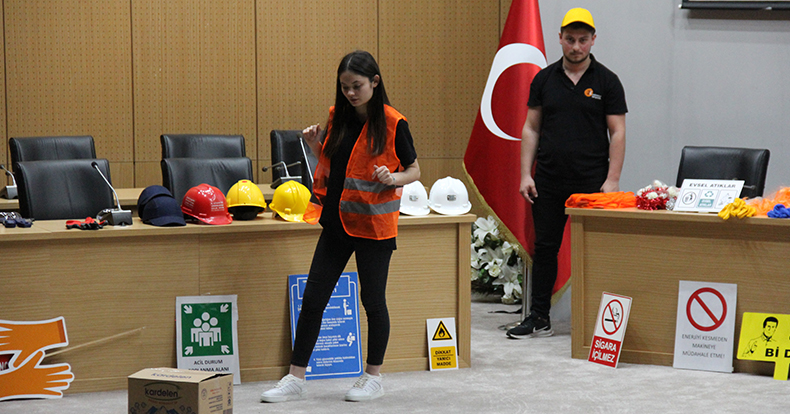 Bu oyun bilinçlendirirken güldürdü