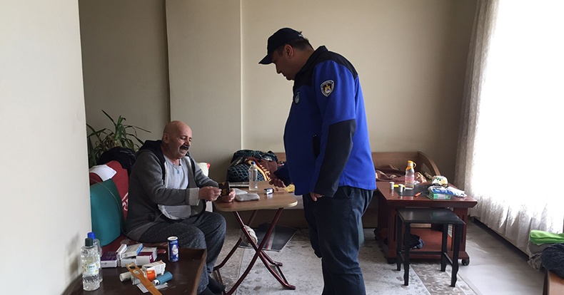 Büyükşehir Zabıtası Mehmet amcanın derdine ilaç oldu