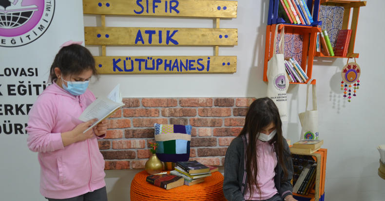 Bu kütüphanedeki her eşya atık malzemelerden yapıldı