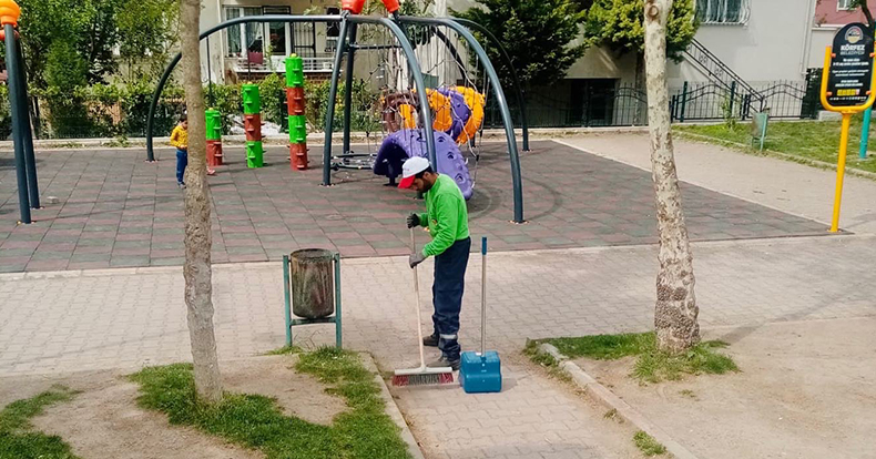 Körfez’de parkların bakımı gerçekleştiriliyor