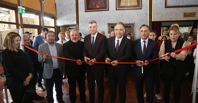 ORTAOKUL ÖĞRENCİLERİNİN RESİM SERGİSİ HAYRAN BIRAKTI