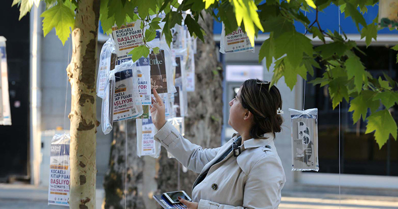 Cumhuriyet Bulvarında 5 bin kitabı 5 dakikada topladılar