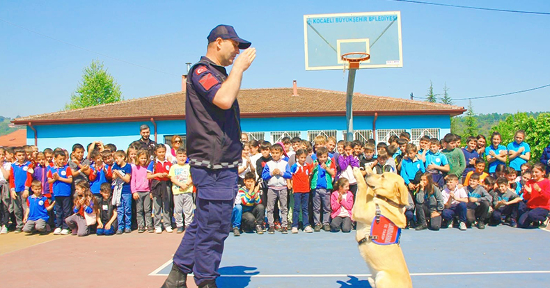 Jandarma öğrencilere eğitim verdi, onlarla fidan dikti