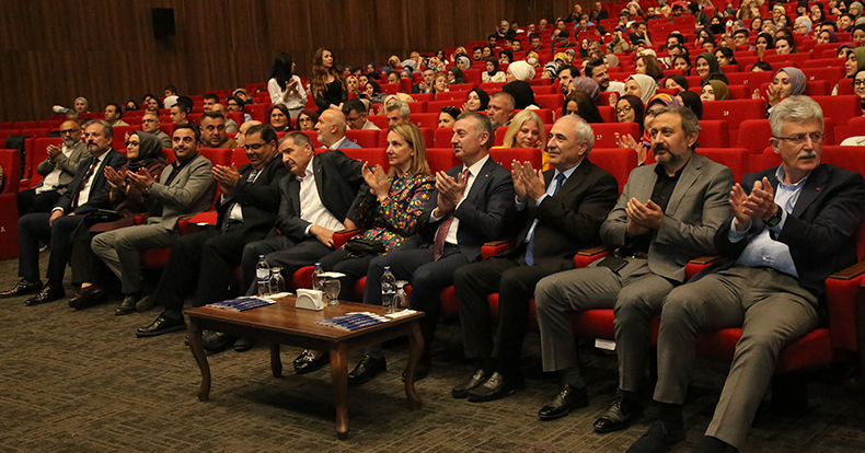 12. Kocaeli Kitap Fuarı muhteşem bir şiir gecesiyle kapılarını açtı