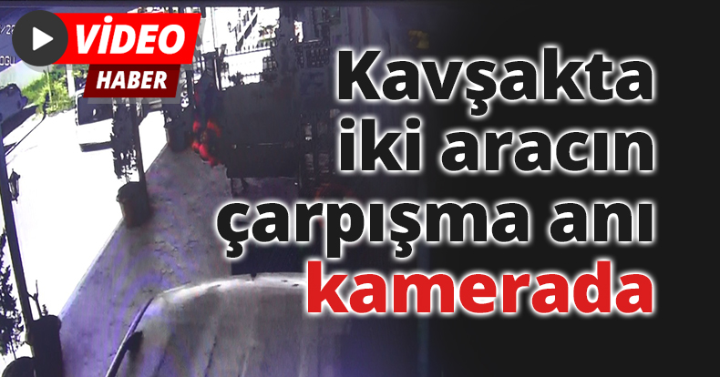 Kavşakta iki aracın çarpışma anı kamerada