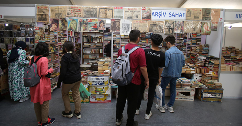 Fatma Girik, Kocaeli Kitap Fuarı'nda yaşıyor