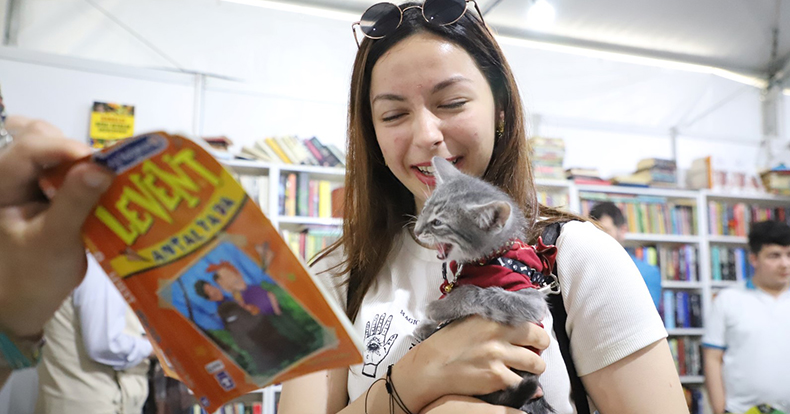 Kitap Fuarı'nın en sevimli misafiri Luna