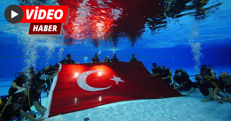 Özel bireyler suyun altında Türk bayrağını dalgalandırdı