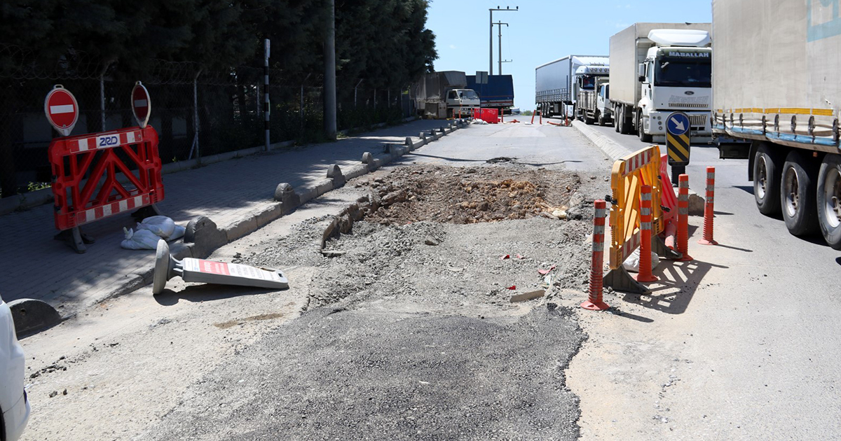 Gebze TIR garajları bölgesinde yol onarımı