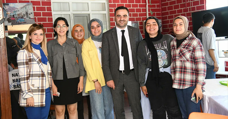 Başkan Özlü Üniversiteli Gençlerle Buluştu