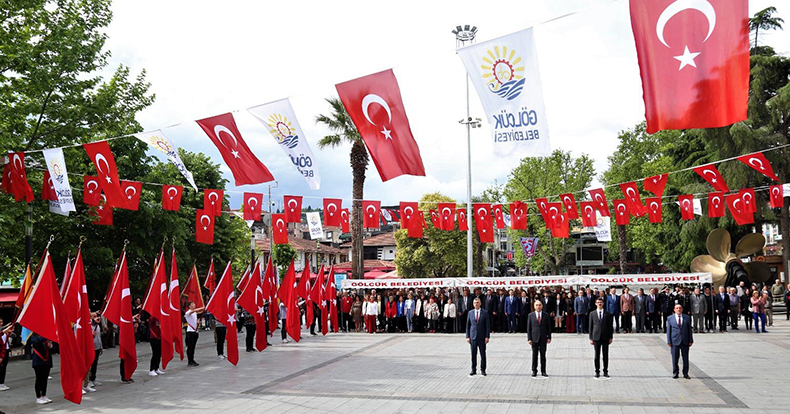 GÖLCÜK’TE 19 MAYIS TÖRENLE KUTLANDI