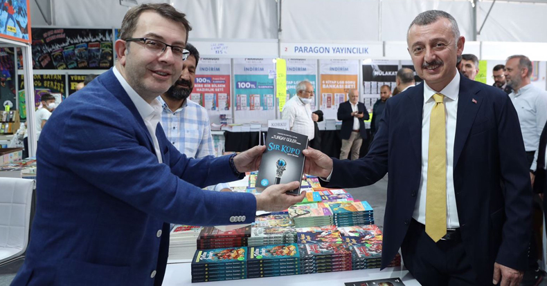 Duayen gazetecilerden Kitap Fuarına tam not