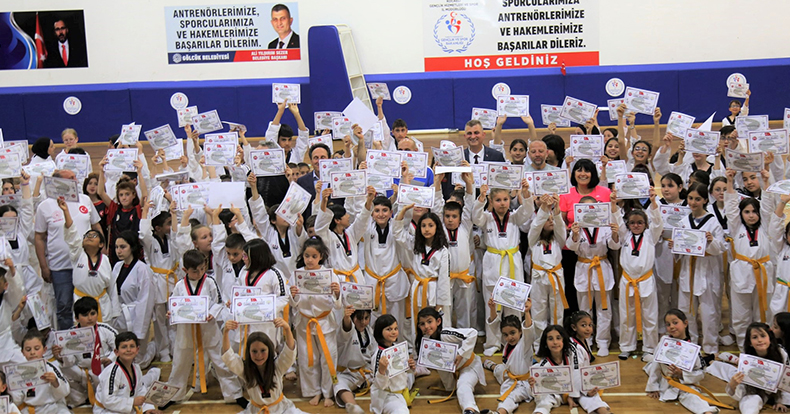 310 SPORCU TAEKWONDO KUŞAK SINAVINI BAŞARI İLE TAMAMLADI