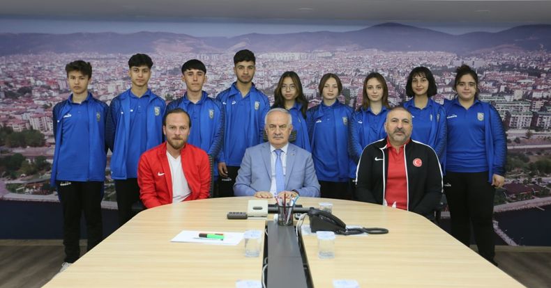  Zeki Aygün, Derincespor Kulübü sporcularını konuk etti