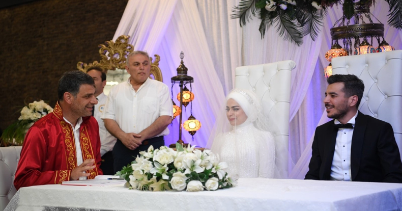Başkan Kocaman çiftleri yalnız bırakmadı