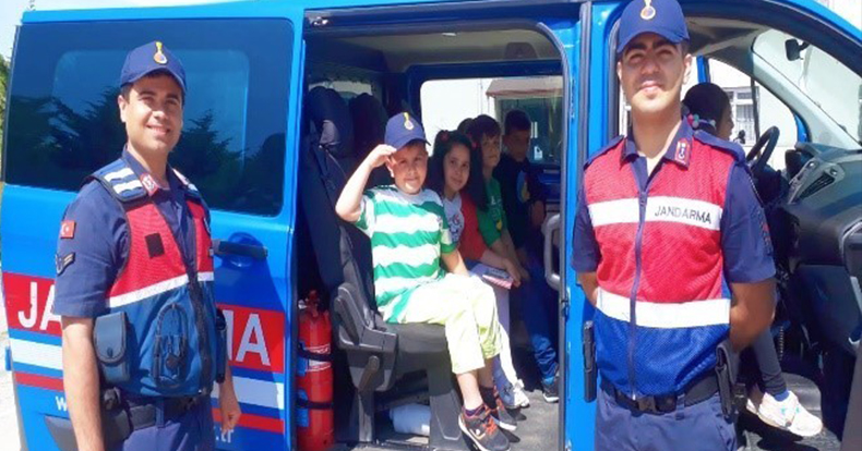 Jandarma ekipleri öğrencilerle buluştu