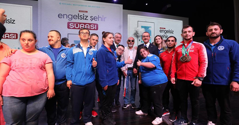 ‘’Engeller kafalarda, engelleri kaldırmanın yolu ise yüreklerdedir’’