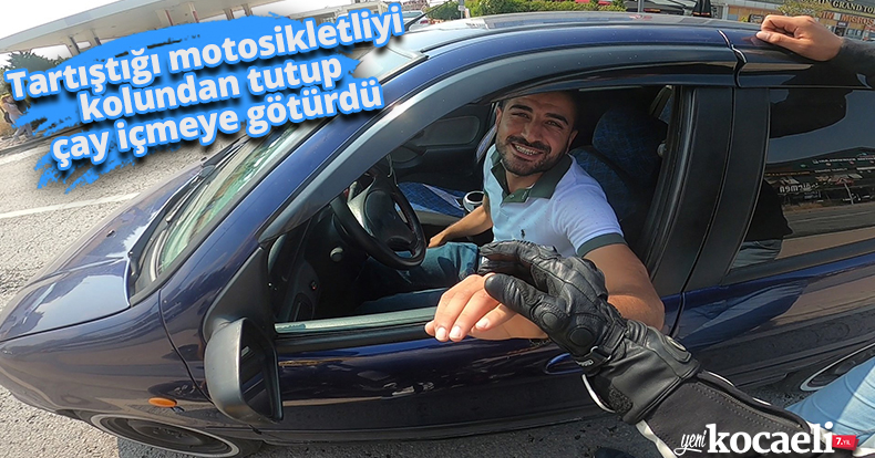 Tartıştığı motosikletliyi kolundan tutup çay içmeye götürdü