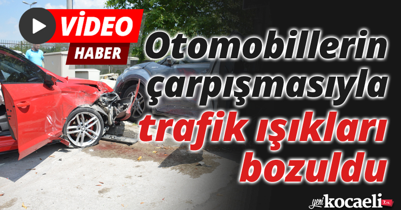 Otomobillerin çarpışmasıyla trafik ışıkları bozuldu