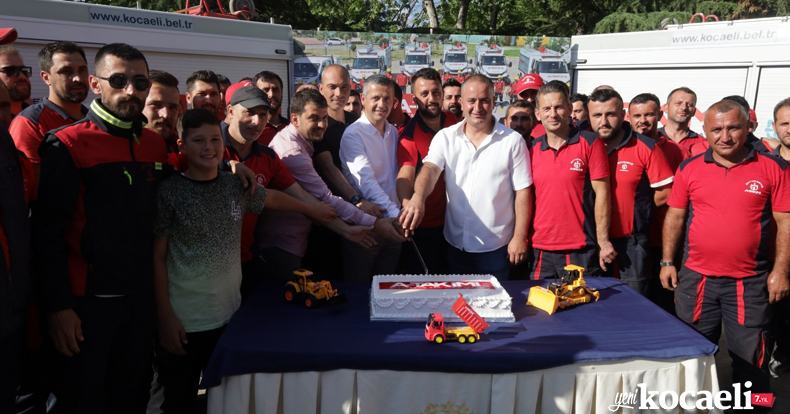 Büyükşehir “A Takımı” birinci hizmet yılını pasta keserek kutladı