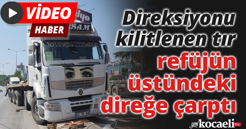 Direksiyonu kilitlenen tır refüjün üstündeki direğe çarptı