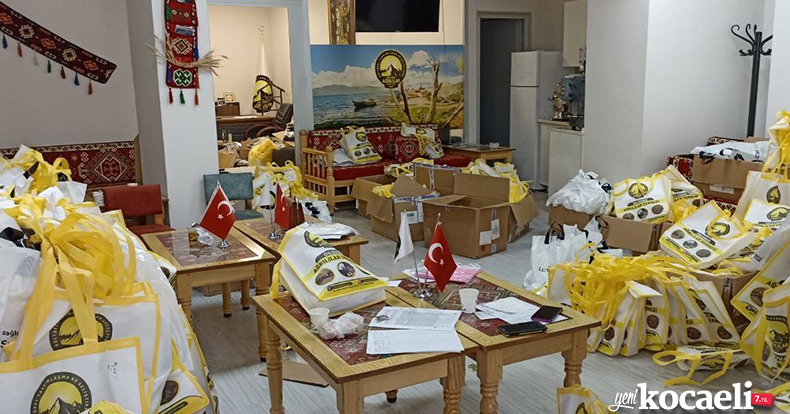 2 bin çocuğa bayramlık alıp yüzlerini güldürdüler