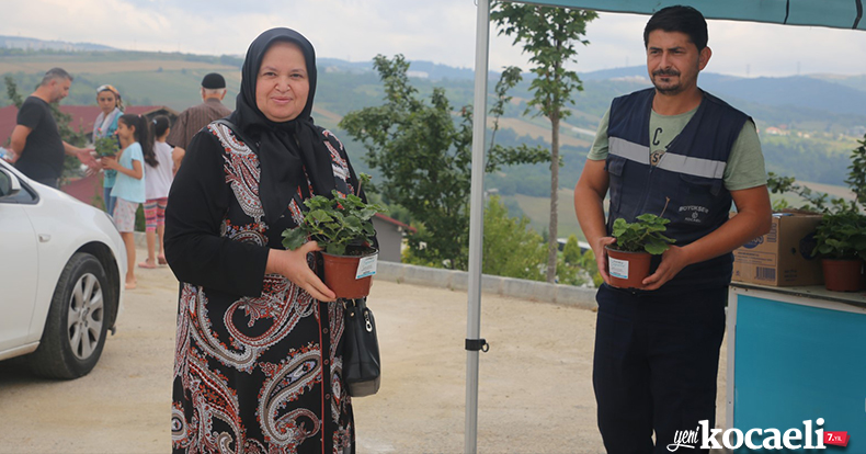 Büyükşehir arife gününde mezarlıklarda çiçek dağıttı   