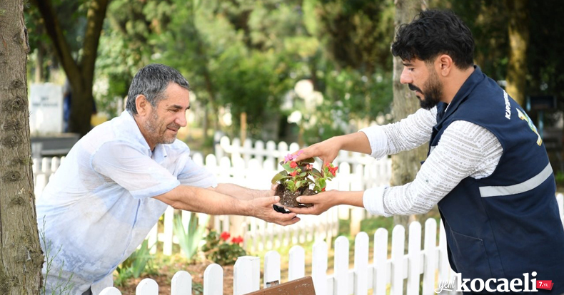 KARTEPE BELEDİYESİ ARİFE GÜNÜ MEZARLIKLARDA ÇİÇEK DAĞITTI
