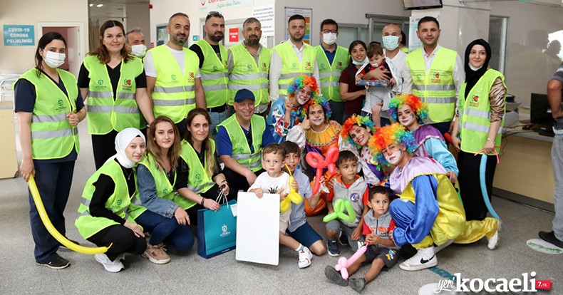 Kocaeli Gönüllüleri’nden çocuk hastalara oyuncak hediyesi