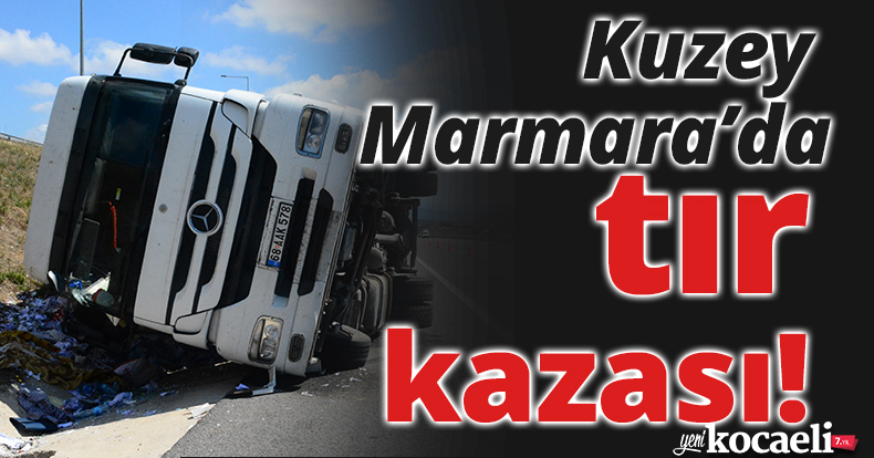 Geri dönüşüme gidecek kağıtları taşıyan tır Kuzey Marmara’da devrildi
