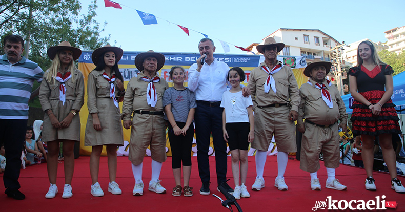 Yeşilçam Vokal Grubu Gültepelilere unutulmaz bir eğlence yaşattı