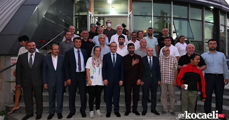  Vali Yavuz, Canlarla İftar Sofrasında Bir Araya Geldi 
