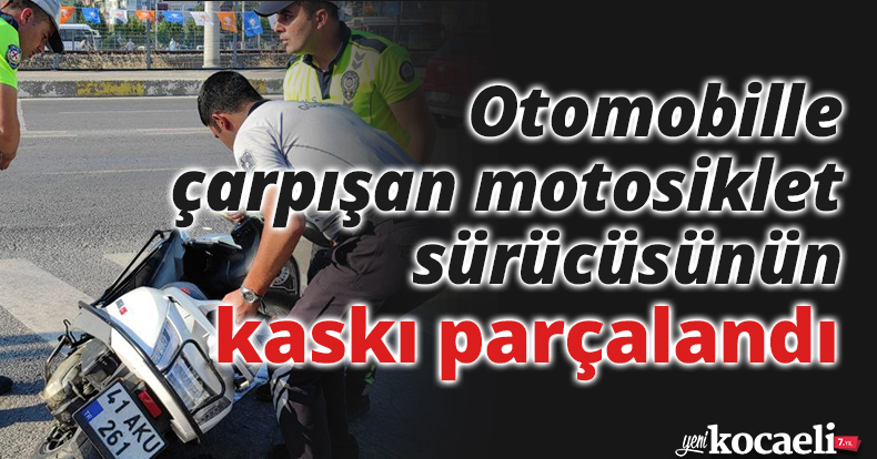 Otomobille çarpışan motosiklet sürücüsünün kaskı parçalandı