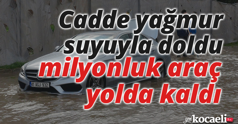 Cadde yağmur suyuyla doldu, milyonluk araç yolda kaldı