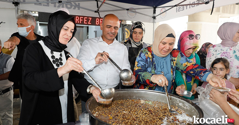 Başkan Söğüt aşure dağıttı